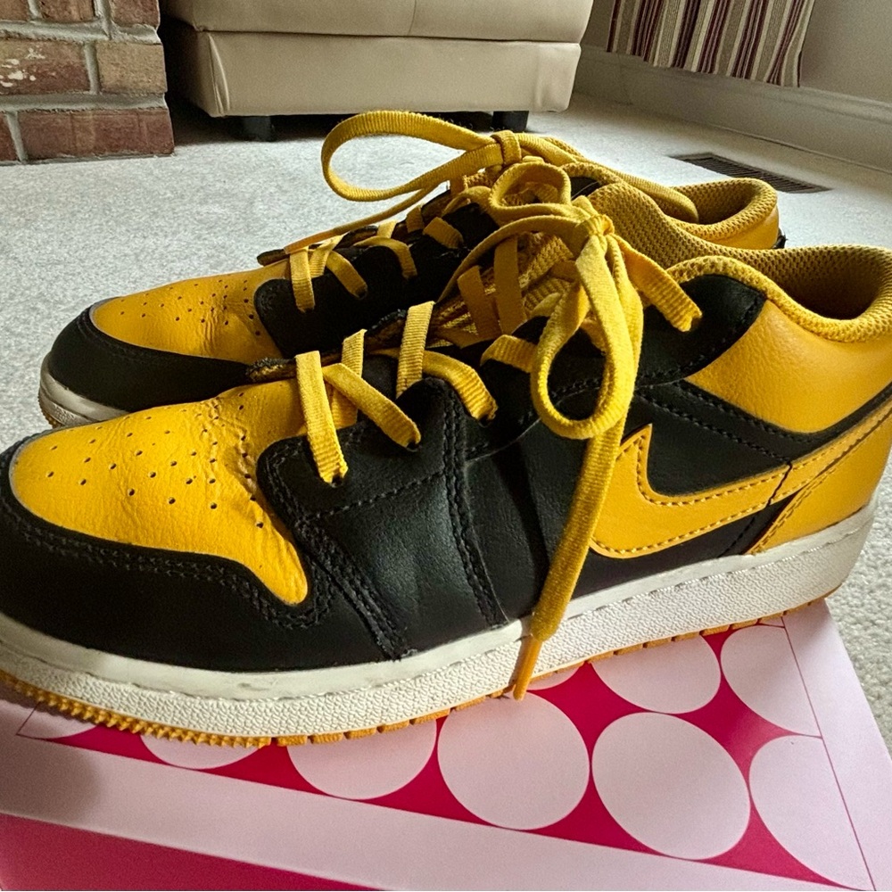 Nike Kids Black and Yellow Sneakers